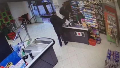 Video/ Momenti kur kërcënohet dhe lëndohet me thikë punonjësja e marketit, personi i vodhi një shumë parash