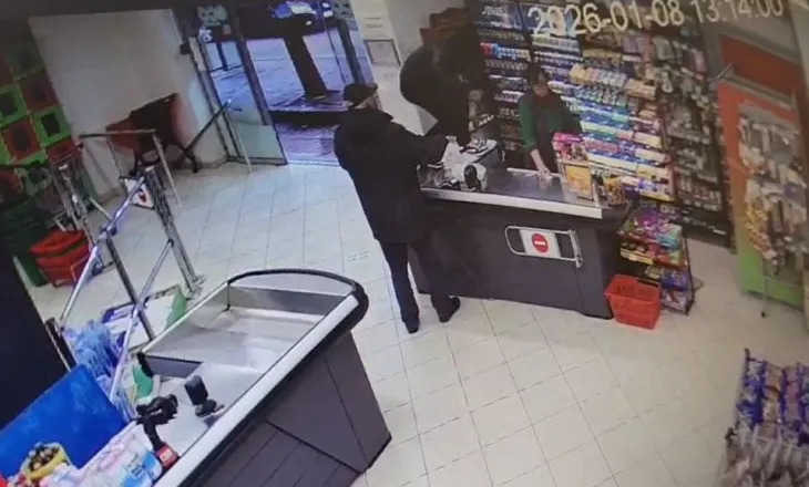 Video/ Momenti kur kërcënohet dhe lëndohet me thikë punonjësja e marketit, personi i vodhi një shumë parash