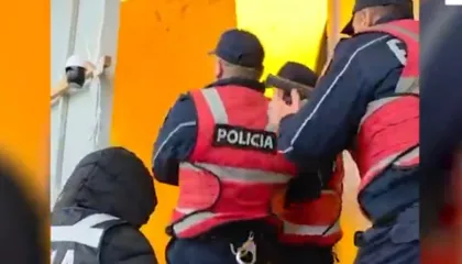 VIDEO / Momenti kur Policia shkatërron derën dhe zbulon “shtëpinë e barit” në Vaun e Dejës