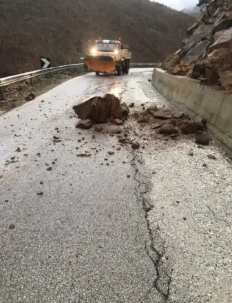 VIDEO – Moti i keq/ Rënie gurësh në disa akse dhe ndërprerje të energjisë elektrike, ja zonat më problematike në Kukës