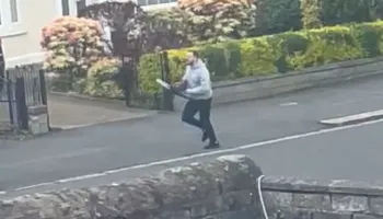 Video/ Ndoqi me sharrë elektrike policin në rrugë dhe goditi tavolinën e gjykatësit, dënohet me 10 vite burg shqiptari në Skoci