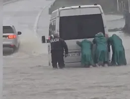 Video nga Durrësi ku uji ka kapluar gjithçka