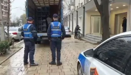 VIDEO/ Nis ngarkimi në kamion, baza materiale dhe dosjet në Kadastrën e Vlorës transportohen në Tiranë