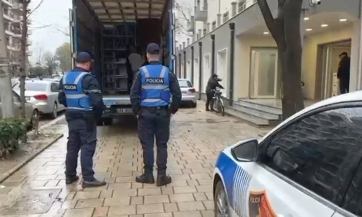 VIDEO/ Nis ngarkimi në kamion, baza materiale dhe dosjet në Kadastrën e Vlorës transportohen në Tiranë