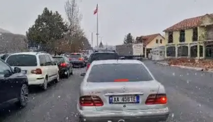 Video/ Nisin reshjet e dëborës edhe në Pogradec, nuk ka bllokime në qarkullimin e mjeteve