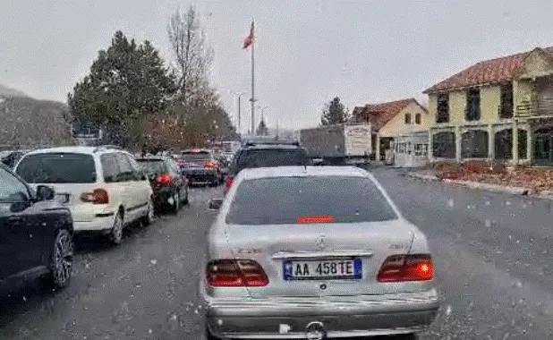 Video/ Nisin reshjet e dëborës edhe në Pogradec, nuk ka bllokime në qarkullimin e mjeteve