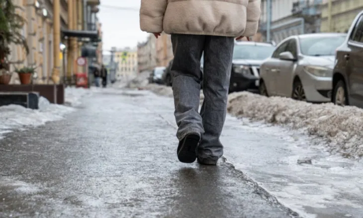 VIDEO/ Një truk që do t’ju ndihmojë të ecni më lehtë në borë dhe akull