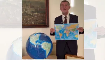 Video/ “Nuk e dija ku ndodhej në hartë”, Kryeministri i Çekisë bëhet viral, blen një glob të shtrenjtë për të parë pozicionin e Groenlandës