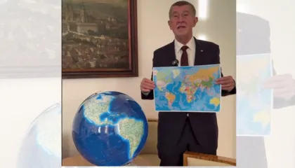 Video/ “Nuk e dija ku ndodhej në hartë”, Kryeministri i Çekisë bëhet viral, blen një glob të shtrenjtë për të parë pozicionin e Groenlandës