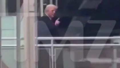 VIDEO / “O mbrojtës i ped****”, Trump i tregon gishtin e mesit punëtorit të ‘Ford’ që ia tha në sy se…