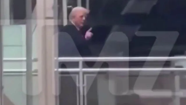 VIDEO / “O mbrojtës i ped****”, Trump i tregon gishtin e mesit punëtorit të ‘Ford’ që ia tha në sy se…