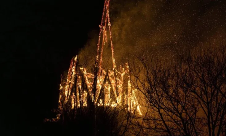 Video/ Pamje të frikshme nga Amsterdami, kisha historike përfshihet nga flakët gjatë natës së ndërrimit të viteve