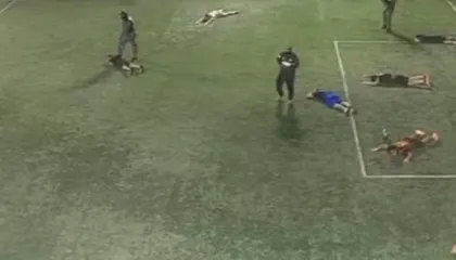 Video/ Pamje të rënda! Masakër në fushën e futbollit, disa të maskuar si oficerë policie ekzekutojnë tre persona