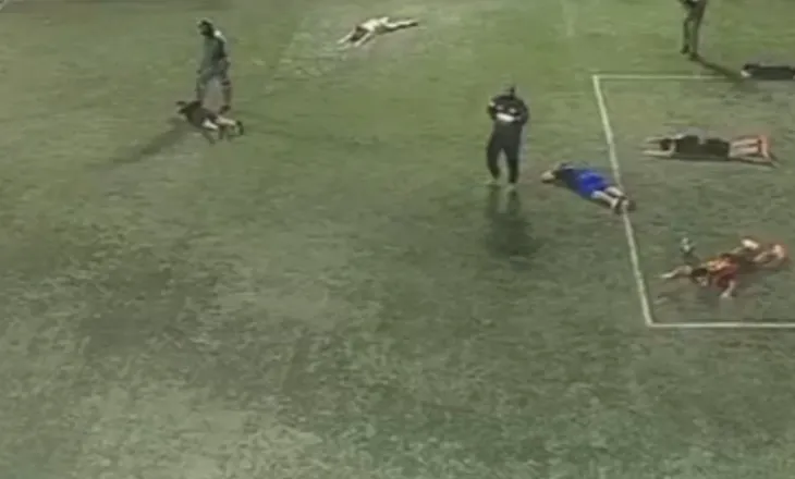 Video/ Pamje të rënda! Masakër në fushën e futbollit, disa të maskuar si oficerë policie ekzekutojnë tre persona
