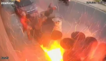 Video/ Pamje tronditëse! Po luanin me çakmak pranë fuçive të naftës, dy të rinjtë filmohen kur hidhen në erë