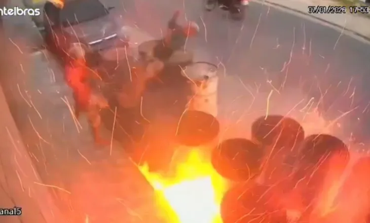 Video/ Pamje tronditëse! Po luanin me çakmak pranë fuçive të naftës, dy të rinjtë filmohen kur hidhen në erë