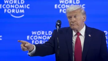 VIDEO-Pas Armenisë me Shqipërinë/ Fjalimi në Davos – Trump bëhet sërish ‘lëmsh’, ngatërron 14 herë Groenlandën me Islandën