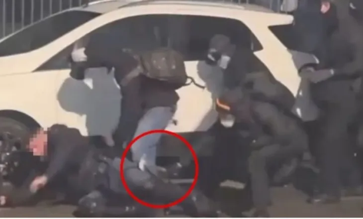 VIDEO/ Përleshje e dhunshme në Torino, polici qëllohet me çekiç, shkelma e grushte nga grupet anarkiste