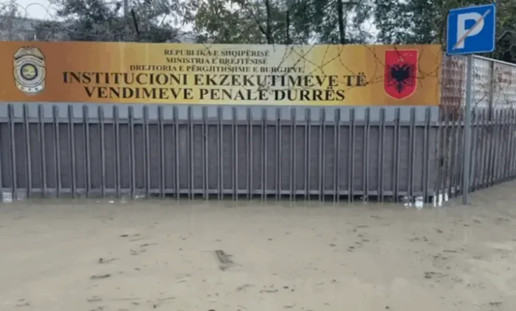 VIDEO-Përmbytet burgu i Durrësit, shkon për vizitë ministri i Drejtësisë! Lamallari drejt hyrjes me çizme