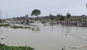 Video/ Përmbytjet nuk kursejnë as varrezat e fshatit Jubë të Durrësit, uji mbulon territorin