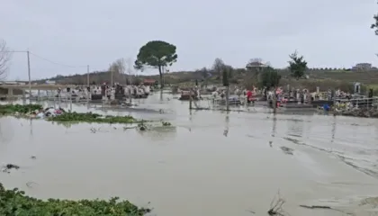 Video/ Përmbytjet nuk kursejnë as varrezat e fshatit Jubë të Durrësit, uji mbulon territorin