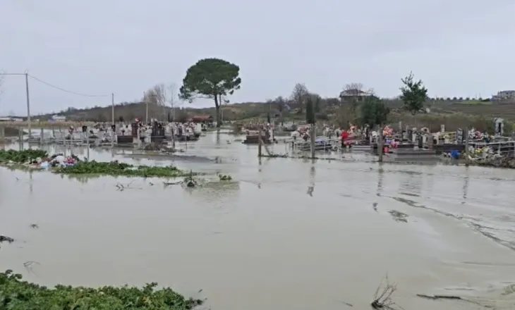 Video/ Përmbytjet nuk kursejnë as varrezat e fshatit Jubë të Durrësit, uji mbulon territorin