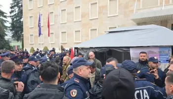 VIDEO/ Përplasje mes protesteve dhe policisë për çadrën, Lapaj: Doni Ballukun ju, hajduta