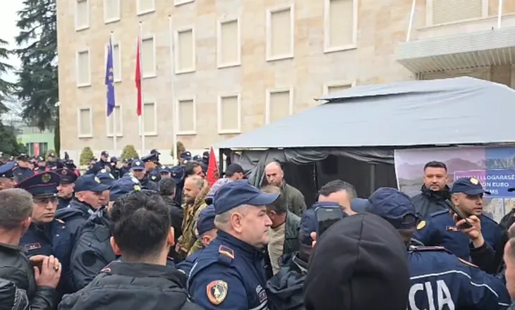 VIDEO/ Përplasje mes protesteve dhe policisë për çadrën, Lapaj: Doni Ballukun ju, hajduta