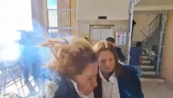 VIDEO/ Po jepte deklaratë për mediat, deputetes i shpërthen eksplozivi në kokë