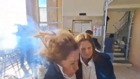 VIDEO/ Po jepte deklaratë për mediat, deputetes i shpërthen eksplozivi në kokë