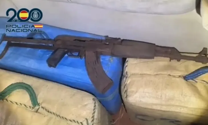 VIDEO/ Po ruanin 1 ton hashash me kallashnikovët gati, ja momenti kur policia arreston dy shqiptarë