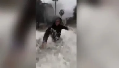 Video/ Po transmetonin live në Facebook situatën e përmbytjeve, dy kryebashkiakët goditen nga vala e fuqishme e ujit