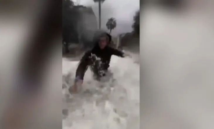 Video/ Po transmetonin live në Facebook situatën e përmbytjeve, dy kryebashkiakët goditen nga vala e fuqishme e ujit