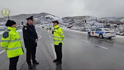 VIDEO/ Policia Rrugore në terren: Gomat dimërore dhe zinxhirët të detyrueshme në zonat malore