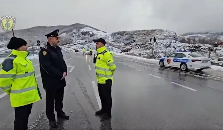 VIDEO/ Policia Rrugore në terren: Gomat dimërore dhe zinxhirët të detyrueshme në zonat malore