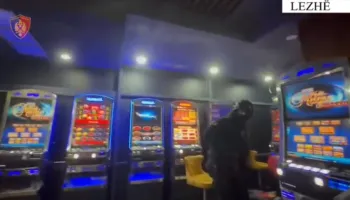 VIDEO/ Policia ZBARKON në Lezhë! Zbulohet një kazino e paligjshme, kokainë dhe miliona lekë, arrestohet drejtuesi dhe shpallet në kërkim 24-vjeçari