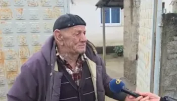 VIDEO-Prekëse, i moshuari në Ferras mes lotësh: S’kam ku të fle! Jam vetëm, pres nipin të më pastrojë kuzhinën. Si këto përmbytje….