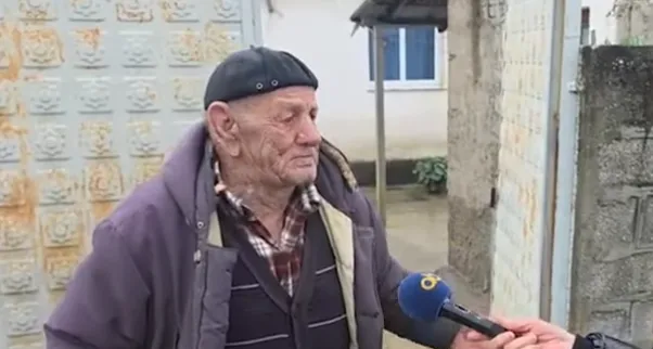 VIDEO-Prekëse, i moshuari në Ferras mes lotësh: S’kam ku të fle! Jam vetëm, pres nipin të më pastrojë kuzhinën. Si këto përmbytje….