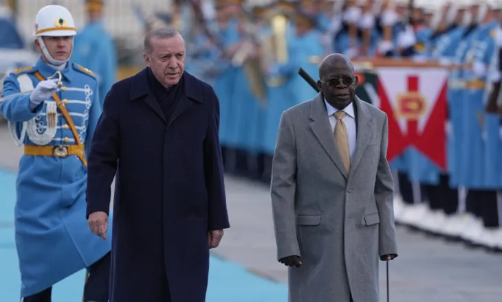 VIDEO/ Presidenti nigerain përballet me incidentin e sikletshëm, humb ekuilibrin dhe rrëzohet gjatë pritjes në Ankara