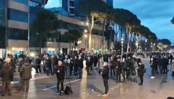 VIDEO/ Protesta e PD, nis grumbullimi i qytetarëve, mbi 1 mijë efektivë në terren
