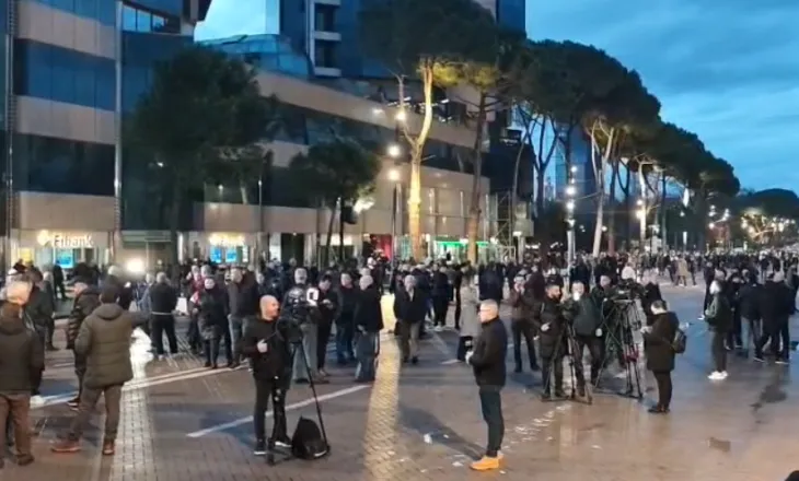 VIDEO/ Protesta e PD, nis grumbullimi i qytetarëve, mbi 1 mijë efektivë në terren