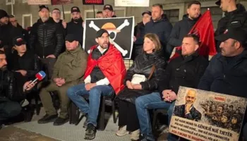 VIDEO/ Protesta e Shqipëria Bëhet para Kryeministrisë, qytetarët hedhin miell drejt policisë