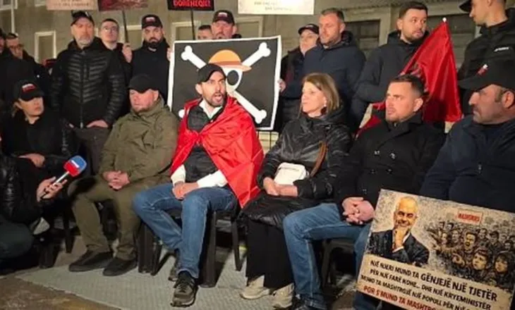 VIDEO/ Protesta e Shqipëria Bëhet para Kryeministrisë, qytetarët hedhin miell drejt policisë