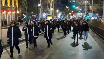 VIDEO/ Protestuesit ndryshojnë skenar, policët vrapojnë për të mbrojtur Kuvendin nga militantët e Berishës