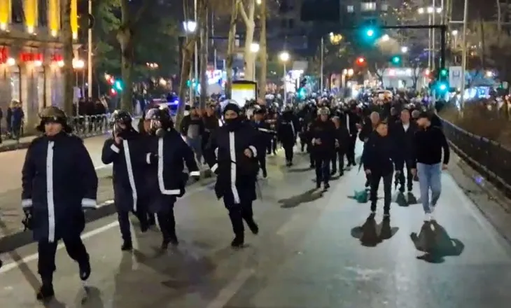 VIDEO/ Protestuesit ndryshojnë skenar, policët vrapojnë për të mbrojtur Kuvendin nga militantët e Berishës