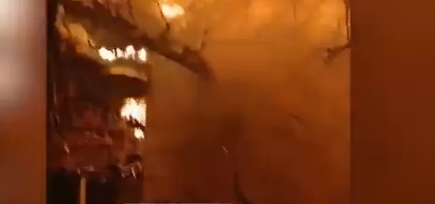 VIDEO- Pukë, një banesë shkrumbohet nga zjarri, familja me 5 anëtarë mbetet e pastrehë! Shkak..