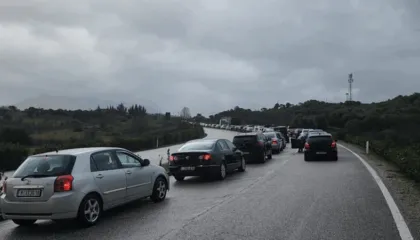 VIDEO-Radhë edhe sot në Kakavijë, ironia e qytetarit: Do na ziejnë këtu se kemi mish të fortë