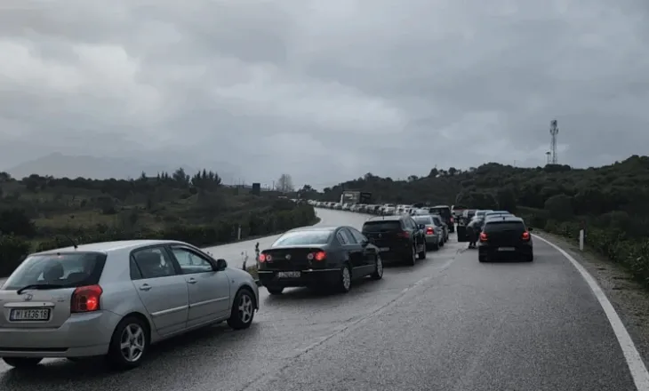 VIDEO-Radhë edhe sot në Kakavijë, ironia e qytetarit: Do na ziejnë këtu se kemi mish të fortë