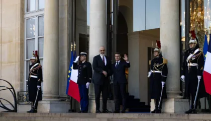 Video/ Rama vizitë zyrtare në Paris, pritet nga presidenti francez Macron
