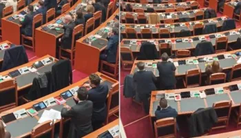 VIDEO-Sesioni i ri parlamentar/ Opozita bllokon foltoren e Kuvendit, 6 deputetë nuk i bashkohen aksionit